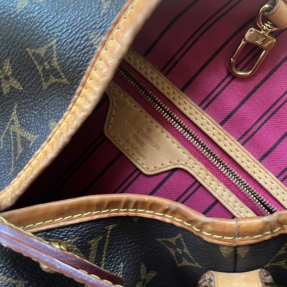 Authentic Louis with pink interior - Picture 7 of 7